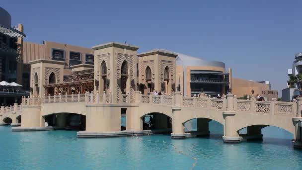 Puente fuera del Dubai Mall — Vídeos de Stock