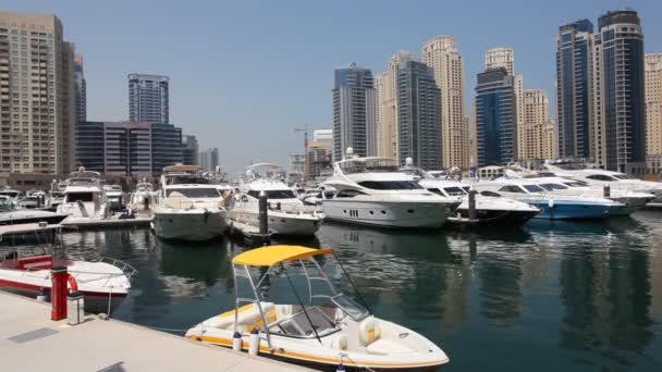 Iates em Dubai marina — Vídeo de Stock