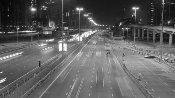 Sheikh Zayed carretera en Dubai por la noche — Vídeos de Stock