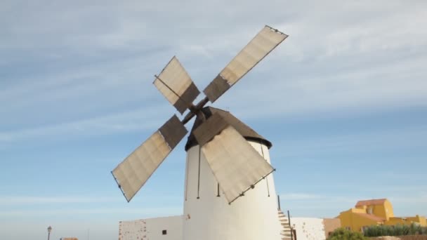 Traditionella spanska wind mill — Stockvideo