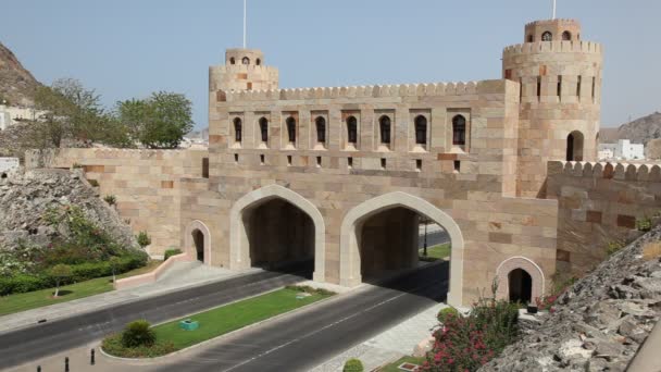 Versterkte poort naar de oude binnenstad van muscat, oman — Stockvideo