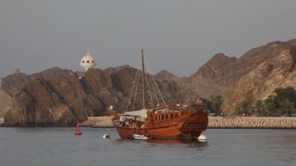 Altes Holzschiff in Muskat, oman — Stockvideo