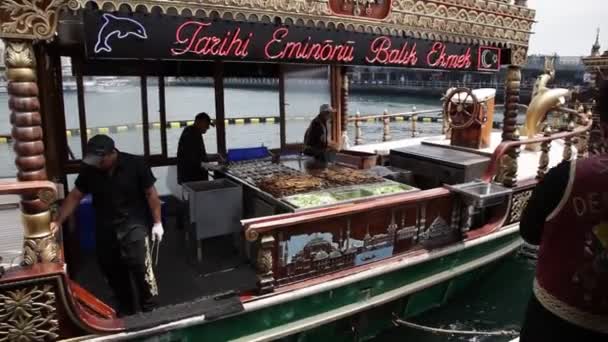 Balik ekmek boot in istanbul türkei — Stockvideo