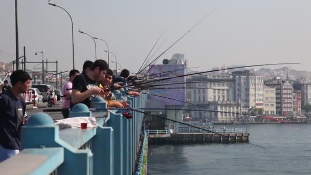 在土耳其伊斯坦布尔的加拉塔大桥从捕鱼 — 图库视频影像