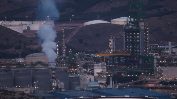 Instalaciones de refinería de petróleo — Vídeo de stock