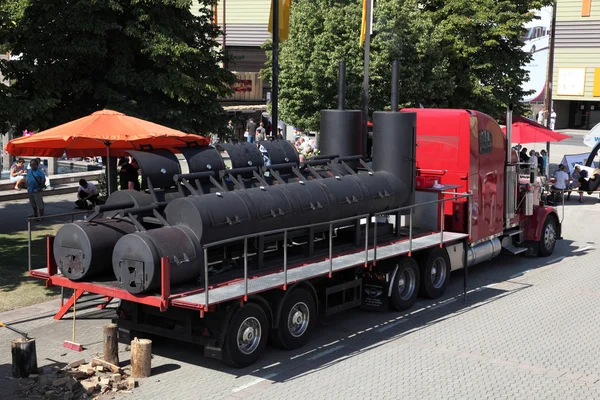 DUSSELDORF - SEPTEMBER 4: Large American BBQ Truck at the Caravan Salon Exhibition 2013 on September 04, 2013 in Dusseldorf, Germany. — Stock Photo, Image