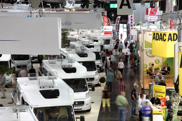 DUSSELDORF - SETEMBRO 4: Modernas caravanas e caravanas apresentadas na Exposição Caravan Salon 2013 em Dusseldorf, Alemanha . — Fotografia de Stock