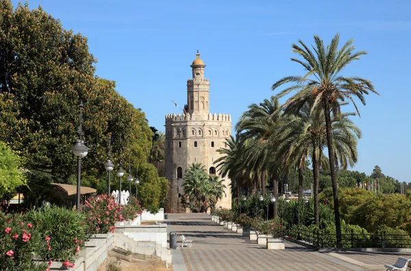 Torre del oro - złota wieża w Sewilla, Andaluzja, Hiszpania — Zdjęcie stockowe