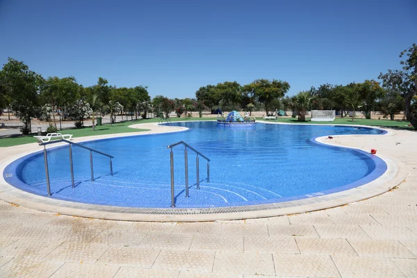 Großer pool in portugal — Stockfoto