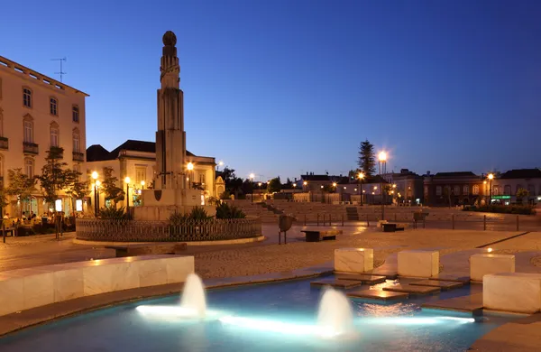 Tavira gece ana meydanda. Algarve, Portekiz — Stok fotoğraf