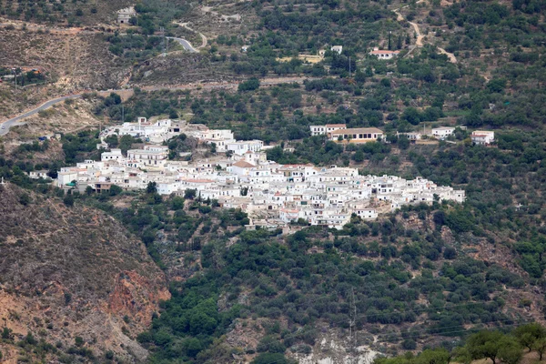 Bílý vesnice v horách. Andalusie, Španělsko — Stock fotografie