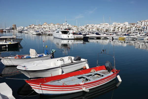 Csónakok és jachtok a Puerto Banús, Marbella, Spanyolország-marina — Stock Fotó