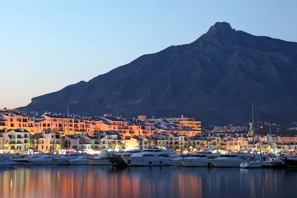 Puerto banus alacakaranlıkta, marina Marbella, İspanya — Stok fotoğraf