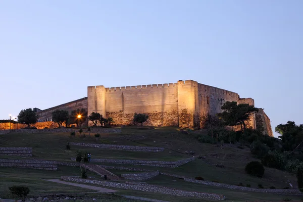 Die Burg von Sohail in der Nacht beleuchtet. fuengirola, spanien — Stockfoto