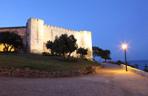 Hrad Kamča v noci osvětlené. Fuengirola, Španělsko — Stock fotografie