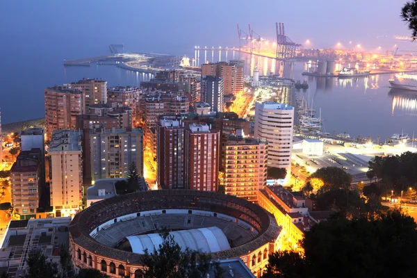 Stadt Malaga bei Nacht. Andalusien, Spanien — Stockfoto