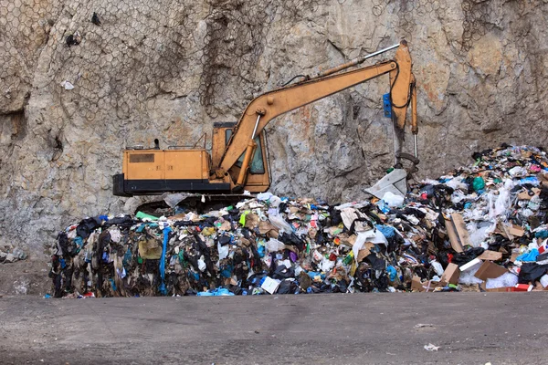 ゴミ捨て場で escavator — ストック写真
