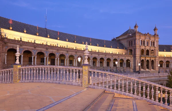 Spanska torget upplyst på natten i sevilla, Andalusien Spanien — Stockfoto