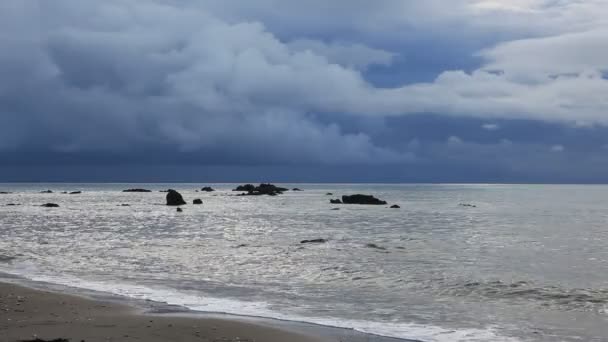 Середземноморському узбережжі в хмарний день. Андалусия, Іспанія — стокове відео