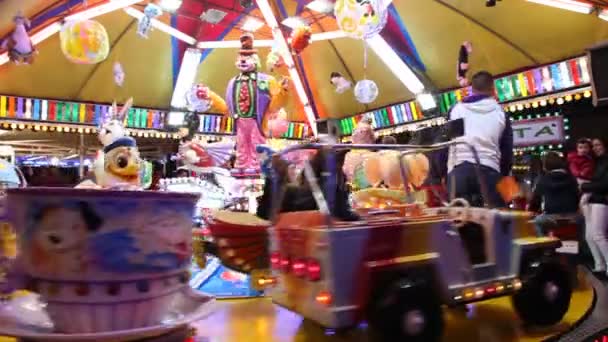 Carousel in amusement park — Stock Video