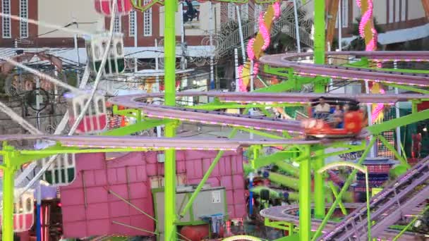 Passeios de Fairground em um parque de diversões — Vídeo de Stock