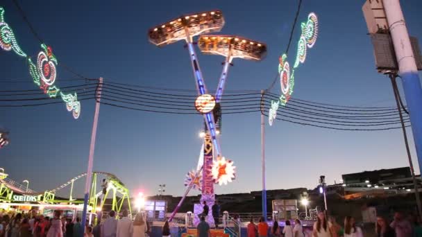 Fairground rides in an amusement park — Stock Video