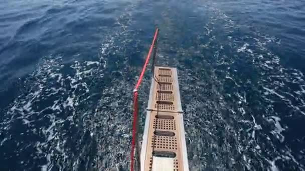 Ombordstigning trappor av segelbåt — Stockvideo