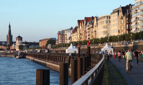 Rheinpromenade in Düsseldorf, Deutschland — Stockfoto