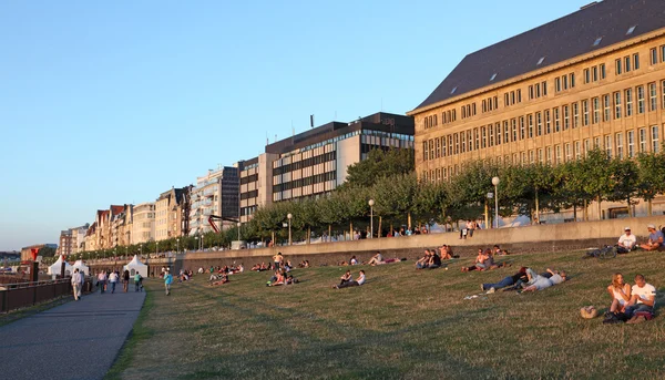 Rheinpromenade in Düsseldorf, Deutschland — Stockfoto