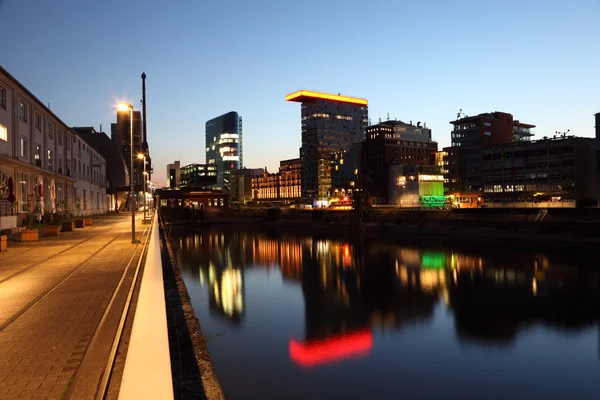 Nocny widok na port Media Düsseldorf (Medienhafen) w Niemczech — Zdjęcie stockowe