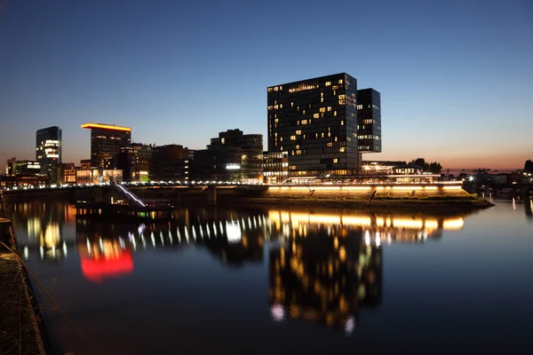 Vista noturna do Dusseldorf Media Harbor (Medienhafen) na Alemanha — Fotografia de Stock