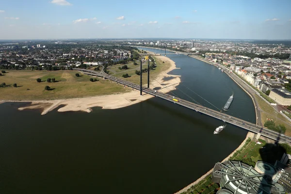 Floden Rhen och staden av Düsseldorf från rheinturm, Düsseldorf, Tyskland — Stockfoto