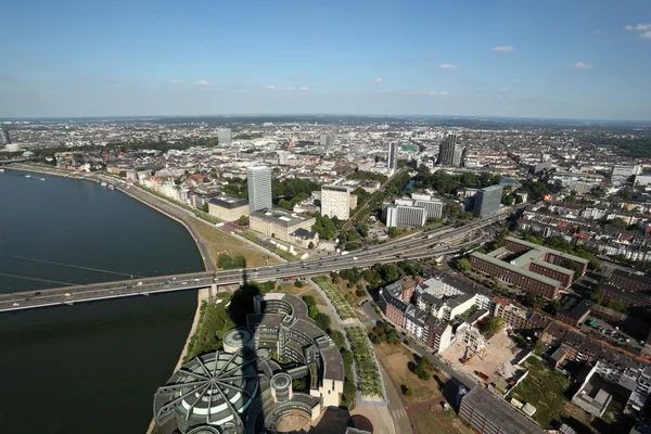 Città di Dusseldorf vista dalla torre del Reno (Rheinturm), Germania — Foto Stock