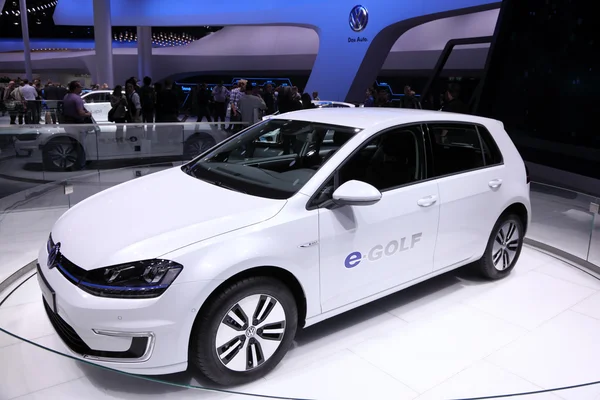 Salon international de l'automobile à Francfort, Allemagne. Volkswagen présente l'E-Golf à la 65e IAA à Francfort, Allemagne, le 17 septembre 2013 — Photo
