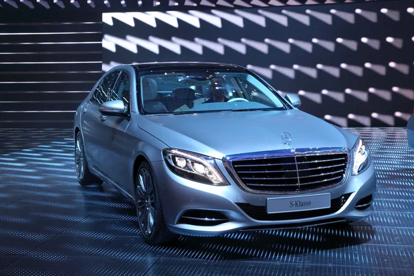 International Motor Show in Frankfurt, Germany. Mercedes Benz presenting new S Class at the 65th IAA in Frankfurt, Germany, on September 17, 2013 — Stock Photo, Image