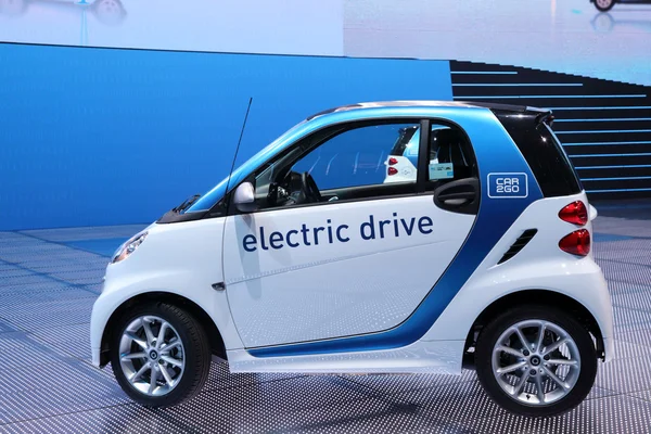 Salón Internacional del Automóvil en Frankfurt, Alemania. Smart Electric Drive en el 65º IAA en Frankfurt, Alemania el 17 de septiembre de 2013 —  Fotos de Stock