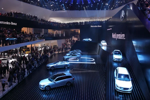 Salón Internacional del Automóvil en Frankfurt, Alemania. Mercedes Benz presenta coches nuevos en la 65ª IAA en Frankfurt, Alemania, el 17 de septiembre de 2013 —  Fotos de Stock