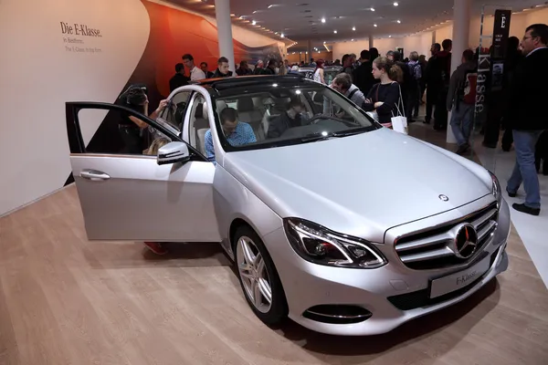 Internationella bilsalongen i frankfurt, Tyskland. Mercedes benz e-klass på 65 iaa i frankfurt, Tyskland den 17 september, 2013 — Stockfoto