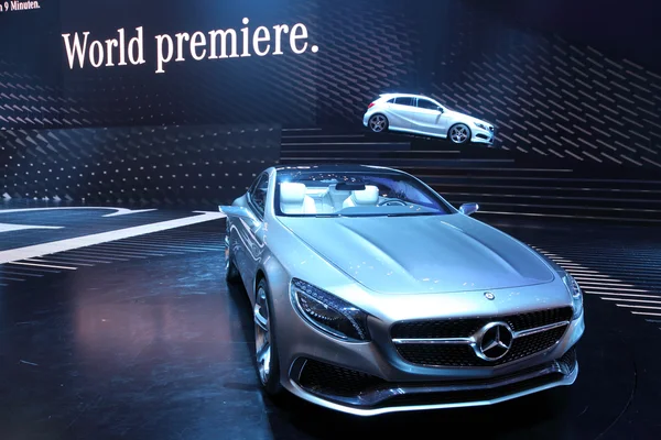 International Motor Show di Frankfurt, Jerman. Mercedes Benz mempersembahkan S-Class Coupe baru di IAA ke-65 di Frankfurt, Jerman, pada 17 September 2013 — Stok Foto