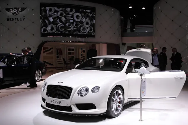 Salón Internacional del Automóvil en Frankfurt, Alemania. Nuevo Bentley de lujo en el 65º IAA en Frankfurt, Alemania el 17 de septiembre de 2013 —  Fotos de Stock