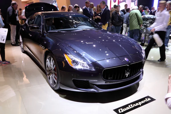 Salon international de l'automobile à Francfort, Allemagne. Maserati présente le nouveau Quattroporte à la 65e AAI à Francfort, en Allemagne, le 17 septembre 2013 — Photo