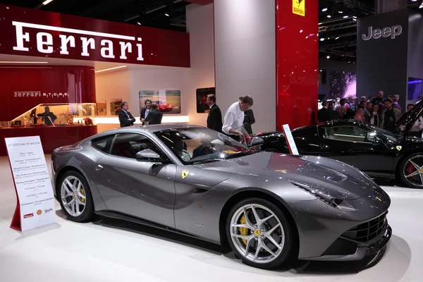 International Motor Show em Frankfurt, Alemanha. Ferrari apresentando o F12 berlinetta no 65th IAA em Frankfurt, Alemanha, em 17 de setembro de 2013 — Fotografia de Stock