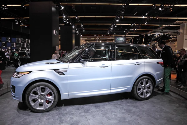 Salón Internacional del Automóvil en Frankfurt, Alemania. Range Rover presenta el nuevo SUV híbrido en la 65ª IAA en Frankfurt, Alemania, el 17 de septiembre de 2013 —  Fotos de Stock