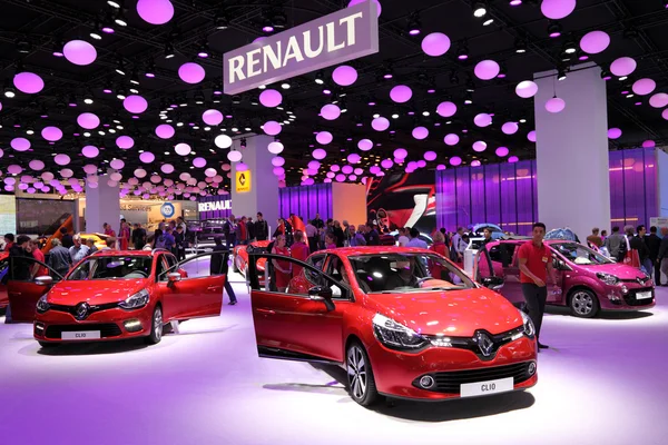 International Motor Show em Frankfurt, Alemanha. Renault apresentando novos carros no 65th IAA em Frankfurt, Alemanha, em 17 de setembro de 2013 — Fotografia de Stock