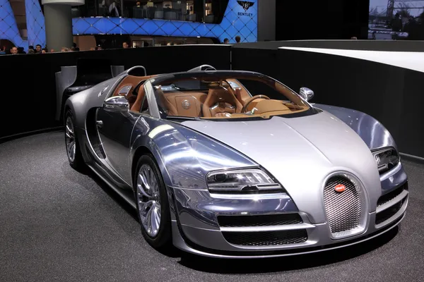 International Motor Show in Frankfurt, Germany. New luxury Bugatti Veyron at the 65th IAA in Frankfurt, Germany on September 17, 2013 — Stock Photo, Image