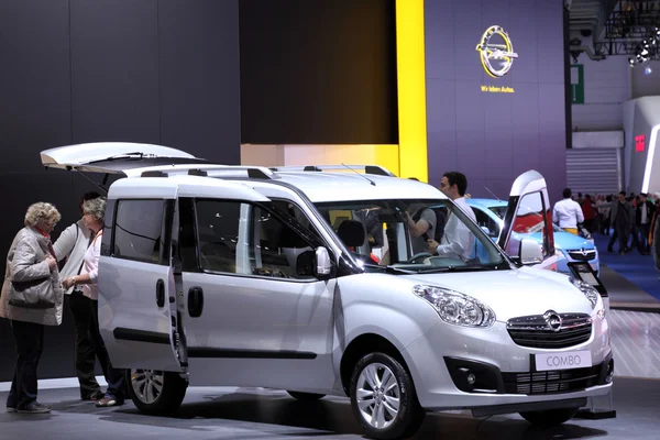 Международный автосалон во Франкфурте, Германия. Opel Combo на 65-й IAA во Франкфурте, Германия, 17 сентября 2013 — стоковое фото