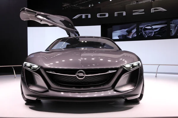 Міжнародному Автошоу у Франкфурті, Німеччина. Opel Monza на 65 Iaa у Франкфурті, Німеччина, 17 вересня 2013 року — стокове фото