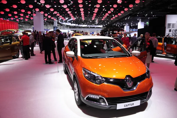 Международный автосалон во Франкфурте, Германия. Renault Captur compact suv на 65-й IAA во Франкфурте, Германия 17 сентября 2013 года — стоковое фото