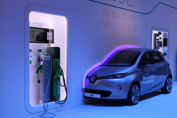 Международный автосалон во Франкфурте, Германия. Электрический автомобиль Renault ZOE на 65-й выставке IAA во Франкфурте, Германия, 17 сентября 2013 года — стоковое фото