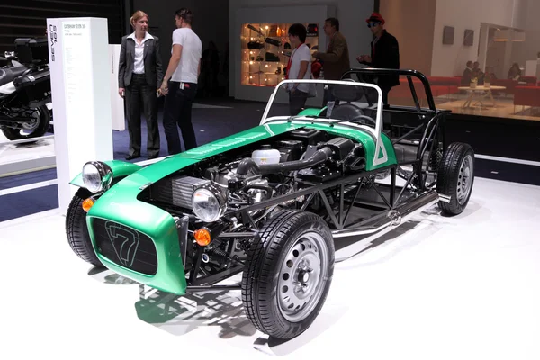 อินเตอร์เนชั่นแนล มอเตอร์โชว์ ในแฟรงค์เฟิร์ต ประเทศเยอรมัน Caterham Seven 165 ที่ 65th IAA ในแฟรงค์เฟิร์ต, เยอรมนีเมื่อวันที่ 17 กันยายน 2013 — ภาพถ่ายสต็อก